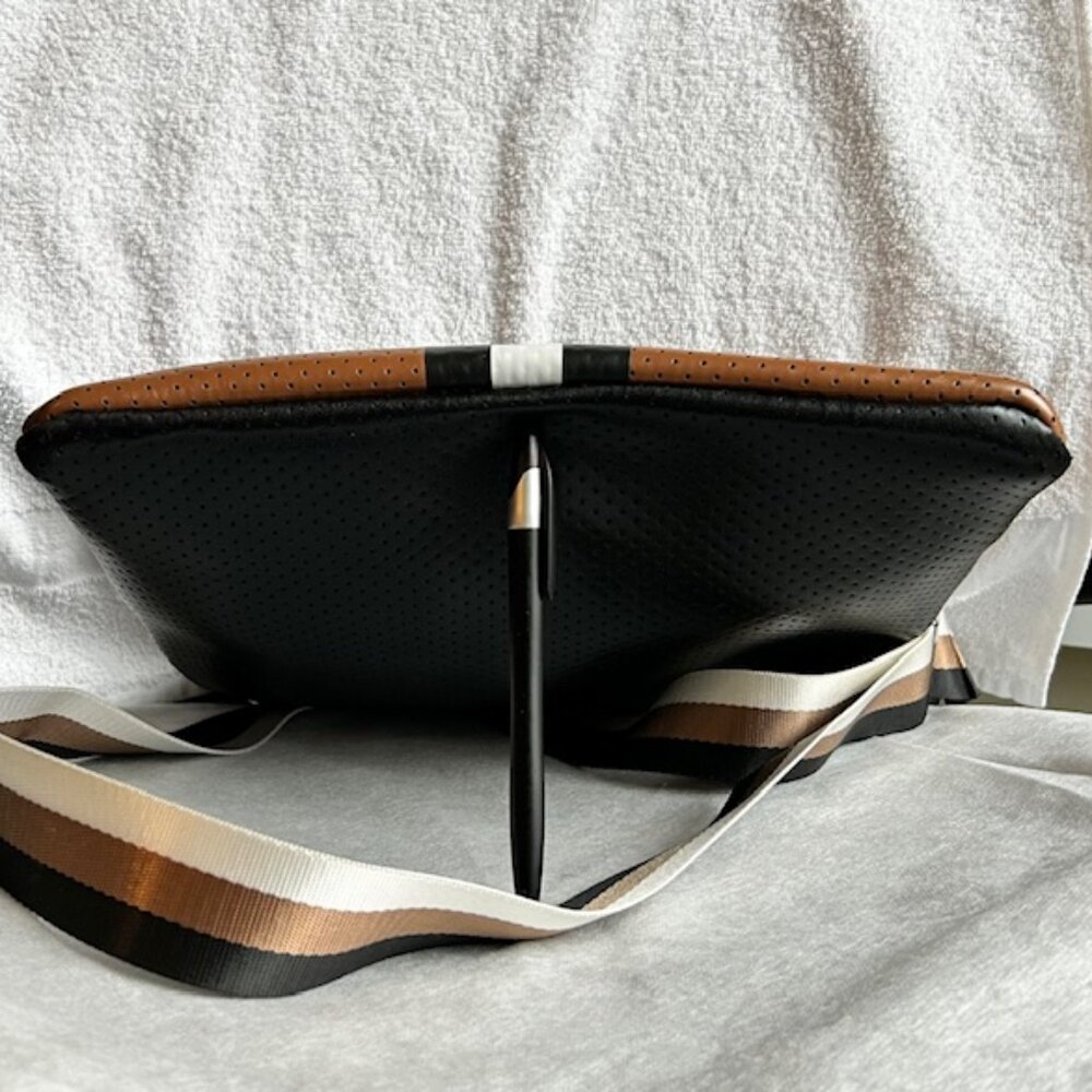 Haute Shore Peyton Chic Crossbody Bag Black & Caramel + 2 Straps - Picture 3 of 6